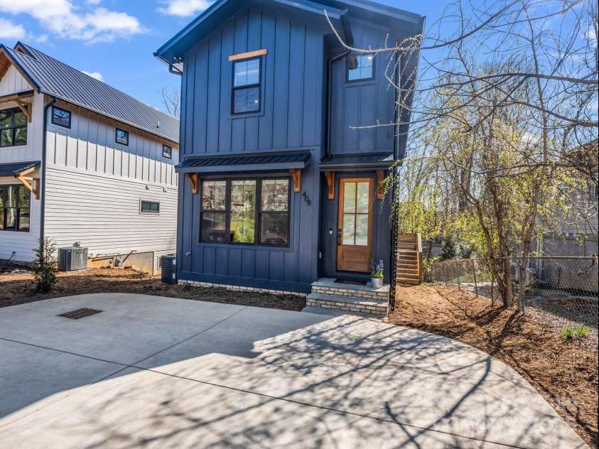 408 Oconeechee Avenue, Black Mountain, NC 28711.  MLS# CAR4244689, YatesRealty ID 19899. 