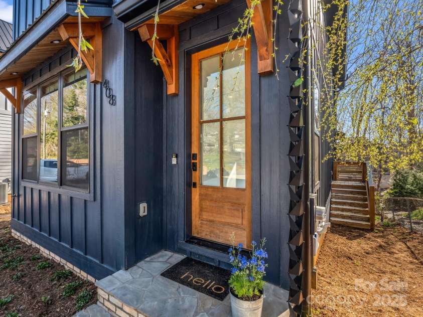 408 Oconeechee Avenue, Black Mountain, NC 28711.  MLS# CAR4244689, YatesRealty ID 19899. 