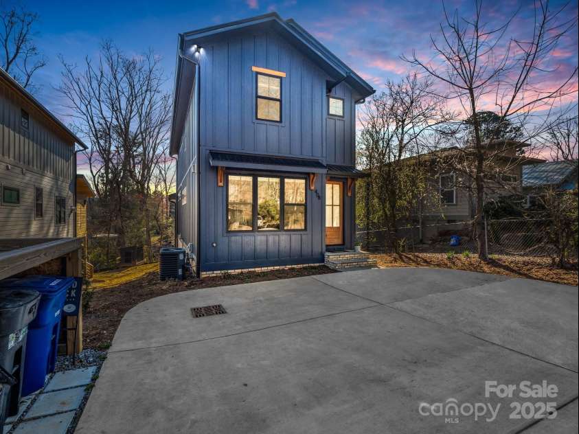 408 Oconeechee Avenue, Black Mountain, NC 28711.  MLS# CAR4244689, YatesRealty ID 19899. 