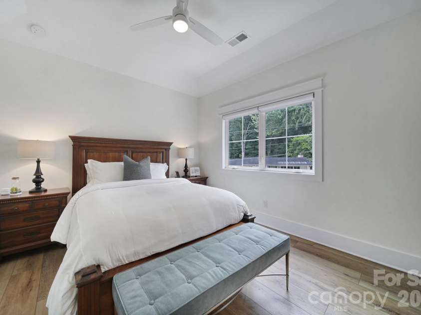 911 Laurel Creek Lane, Charlotte, NC 28211.  MLS# CAR4352689, YatesRealty ID 19899. 