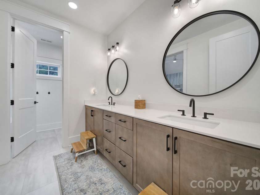911 Laurel Creek Lane, Charlotte, NC 28211.  MLS# CAR4352689, YatesRealty ID 19899. 