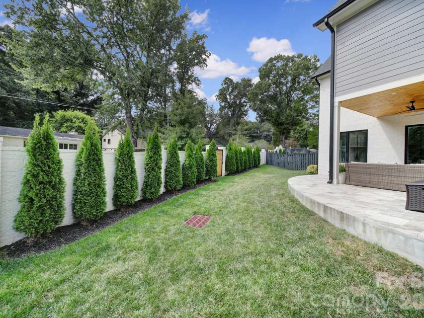 911 Laurel Creek Lane, Charlotte, NC 28211.  MLS# CAR4352689, YatesRealty ID 19899. Backyard