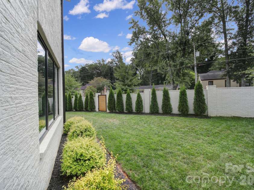 911 Laurel Creek Lane, Charlotte, NC 28211.  MLS# CAR4352689, YatesRealty ID 19899. Backyard