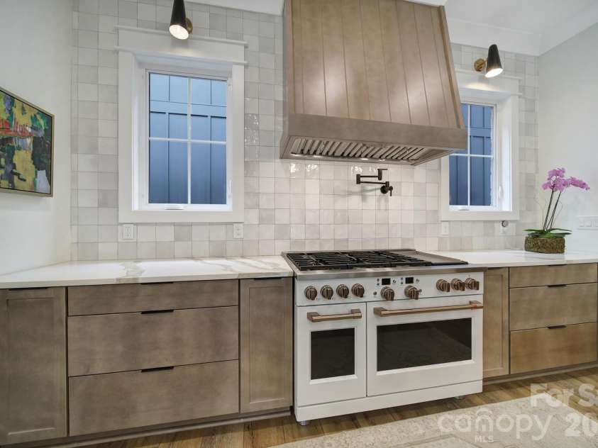 911 Laurel Creek Lane, Charlotte, NC 28211.  MLS# CAR4352689, YatesRealty ID 19899. Double Oven