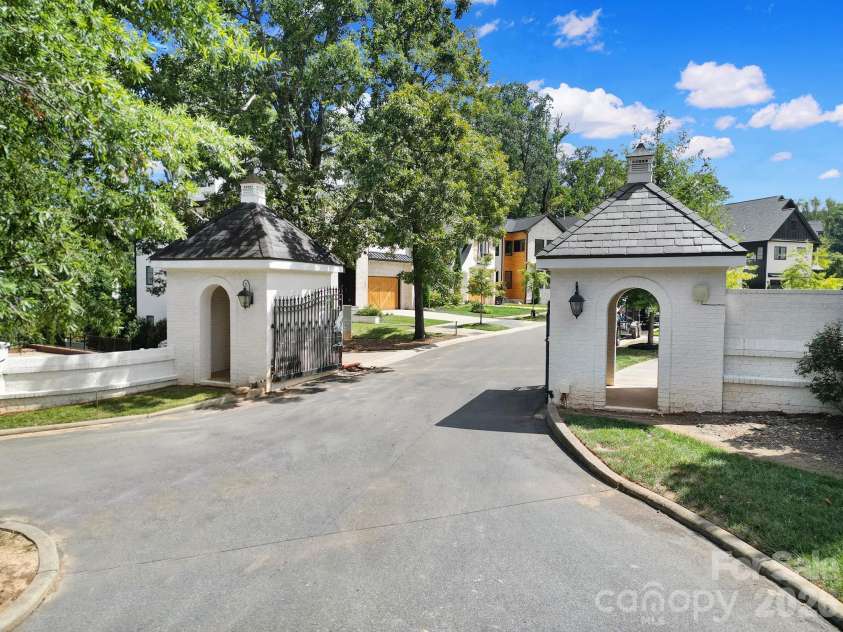 911 Laurel Creek Lane, Charlotte, NC 28211.  MLS# CAR4352689, YatesRealty ID 19899. Gated Communtiy