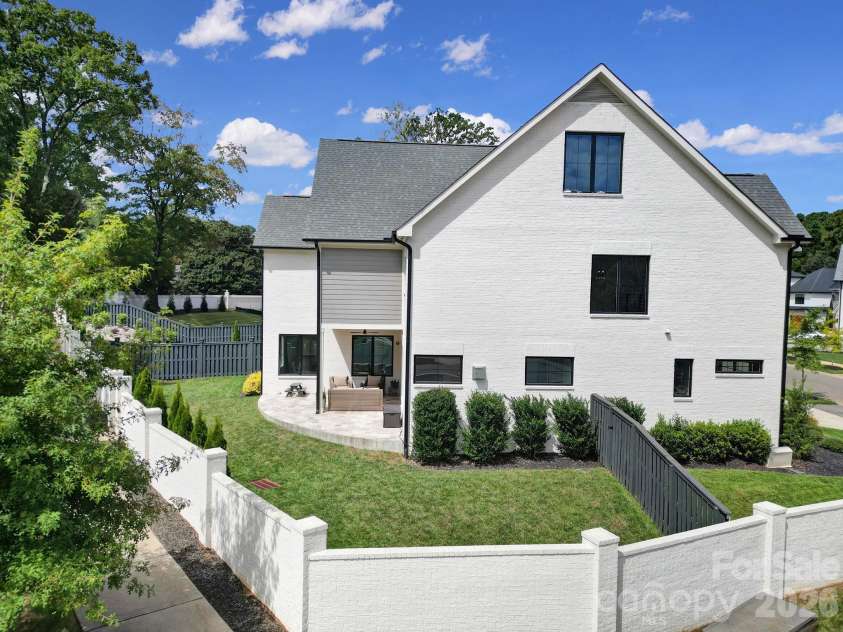 911 Laurel Creek Lane, Charlotte, NC 28211.  MLS# CAR4352689, YatesRealty ID 19899. Gated Corner Lot