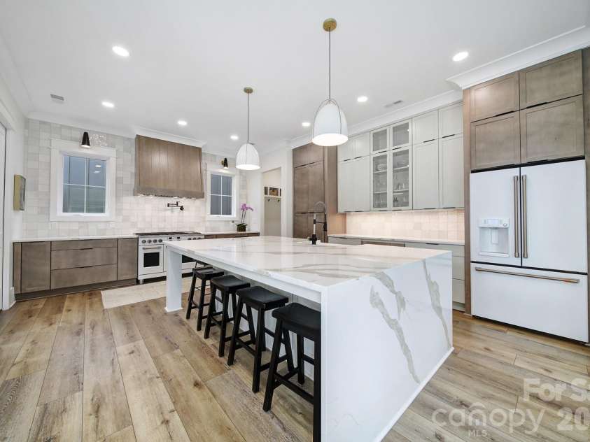 911 Laurel Creek Lane, Charlotte, NC 28211.  MLS# CAR4352689, YatesRealty ID 19899. Large Island