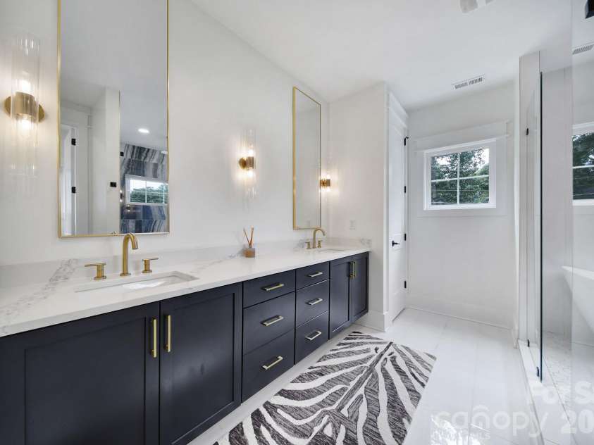 911 Laurel Creek Lane, Charlotte, NC 28211.  MLS# CAR4352689, YatesRealty ID 19899. Owner's Bath