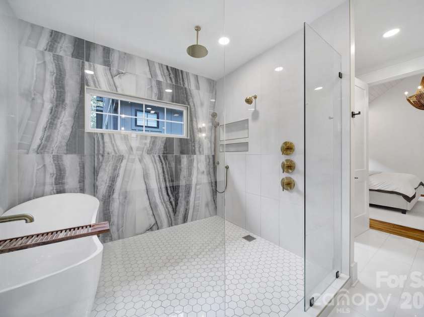 911 Laurel Creek Lane, Charlotte, NC 28211.  MLS# CAR4352689, YatesRealty ID 19899. Owner's Bath