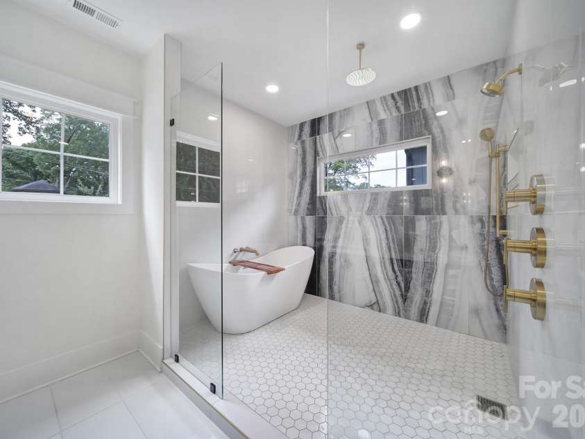 911 Laurel Creek Lane, Charlotte, NC 28211.  MLS# CAR4352689, YatesRealty ID 19899. Owner's Bath