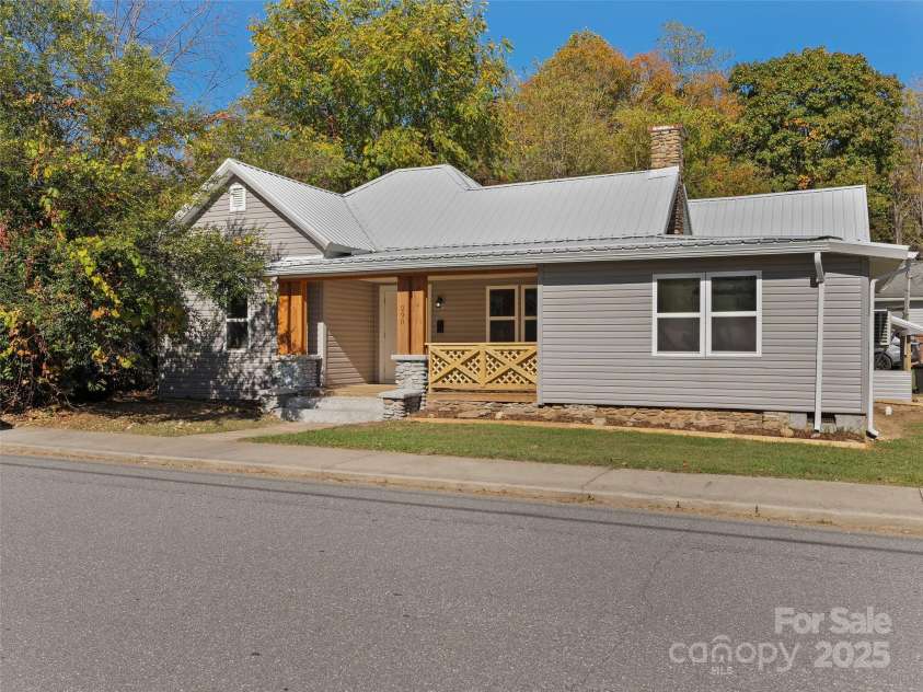 290 Killian Street, Waynesville, NC 28786.  MLS# CAR4181896, YatesRealty ID 199. 