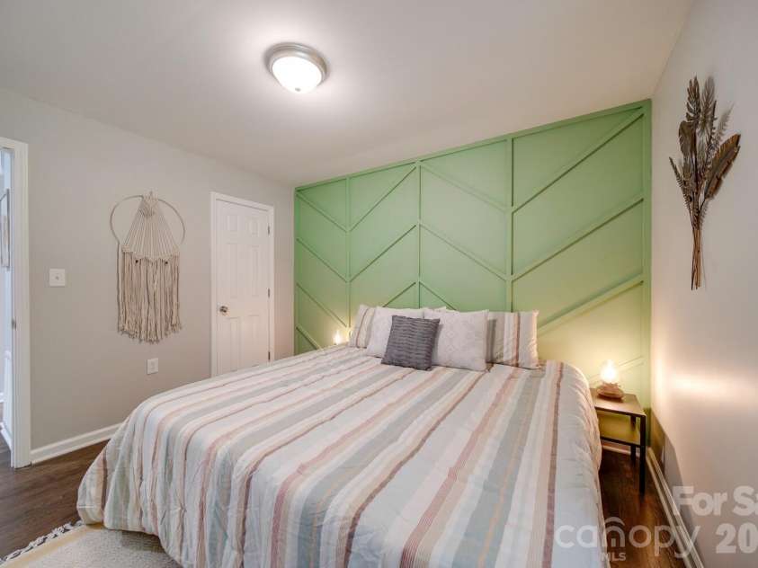 1512 Newcastle Street, Charlotte, NC 28216.  MLS# CAR4364206, YatesRealty ID 19900. 