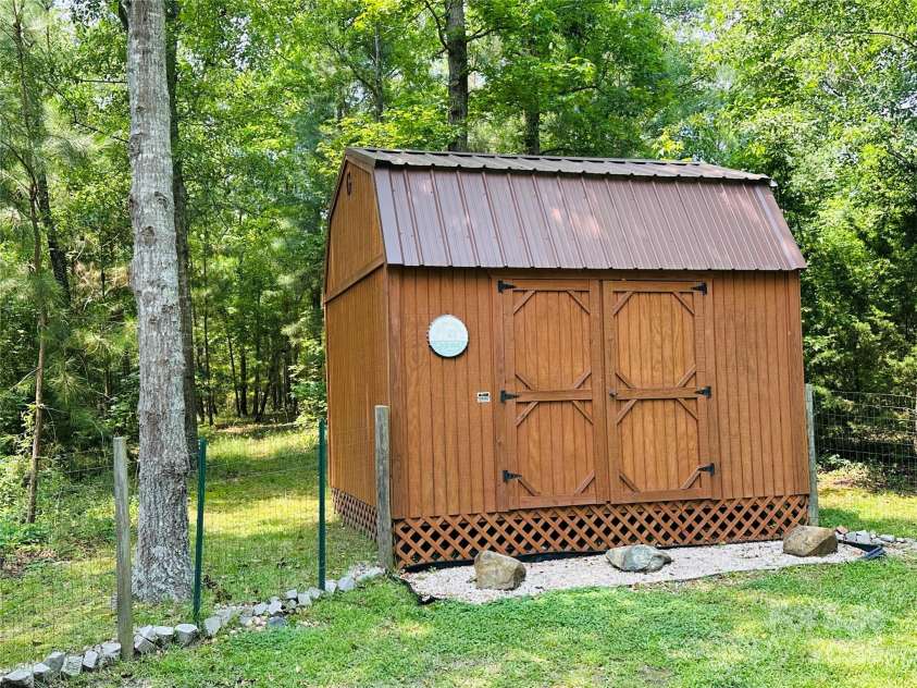 2618 Pineview Drive, Lancaster, SC 29720.  MLS# CAR4263845, YatesRealty ID 19900. 10'x12' storage building