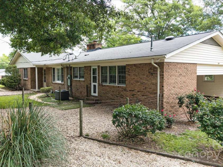 2618 Pineview Drive, Lancaster, SC 29720.  MLS# CAR4263845, YatesRealty ID 19900. 