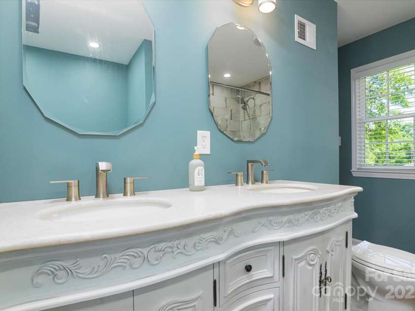 2618 Pineview Drive, Lancaster, SC 29720.  MLS# CAR4263845, YatesRealty ID 19900. Dual vanities in owner's suite