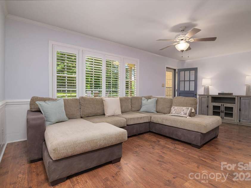 2618 Pineview Drive, Lancaster, SC 29720.  MLS# CAR4263845, YatesRealty ID 19900. Large family room that overlooks the back yard