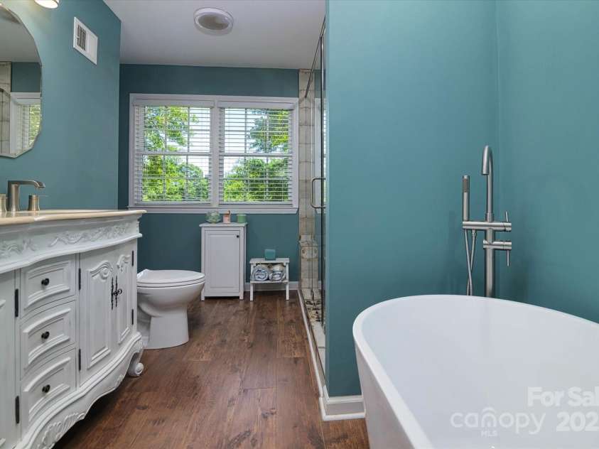 2618 Pineview Drive, Lancaster, SC 29720.  MLS# CAR4263845, YatesRealty ID 19900. Large owner's bathroom