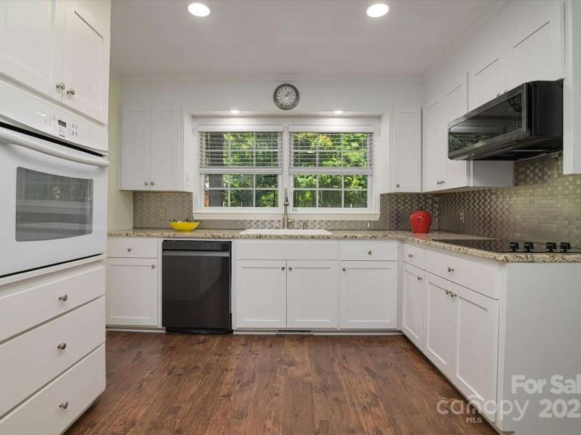 2618 Pineview Drive, Lancaster, SC 29720.  MLS# CAR4263845, YatesRealty ID 19900. Lots of cabinet storage