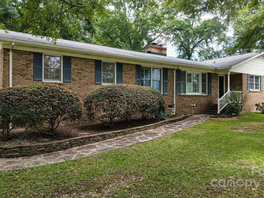 2618 Pineview Drive, Lancaster, SC 29720.  MLS# CAR4263845, YatesRealty ID 19900. Nicely landscaped and manicured