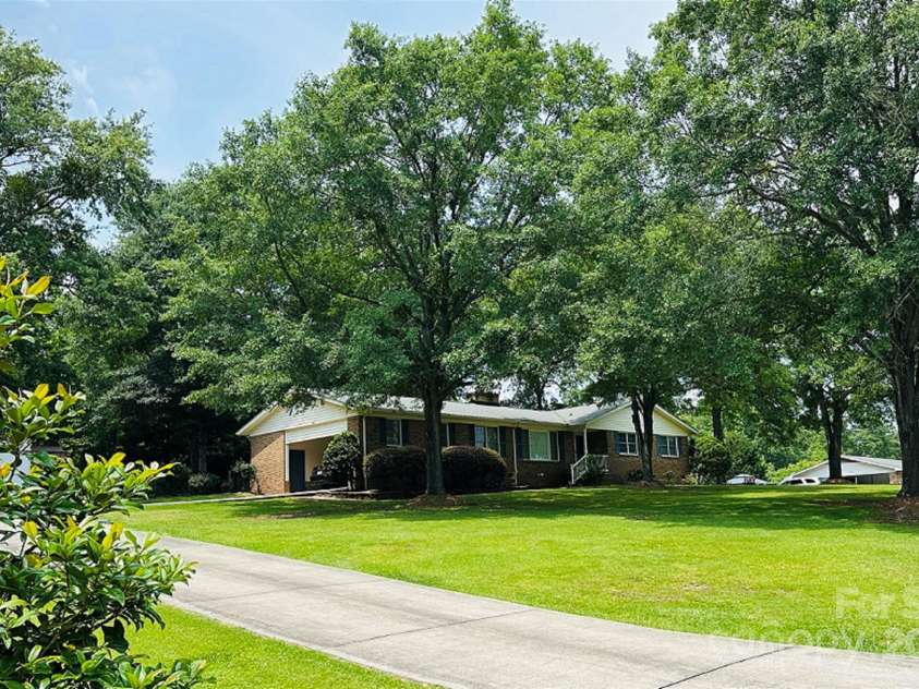 2618 Pineview Drive, Lancaster, SC 29720.  MLS# CAR4263845, YatesRealty ID 19900. Spacious front yard