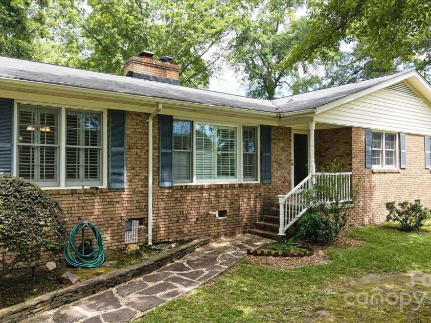 2618 Pineview Drive, Lancaster, SC 29720.  MLS# CAR4263845, YatesRealty ID 19900. Welcoming front entrance