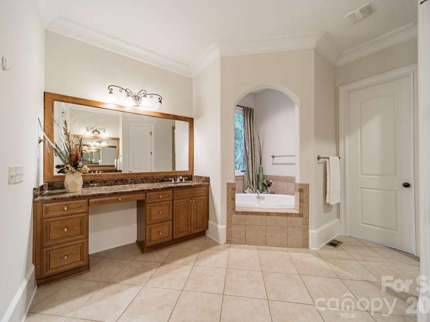 602 Beauhaven Lane, Waxhaw, NC 28173.  MLS# CAR4373162, YatesRealty ID 19904. Primary bath with separate sink areas