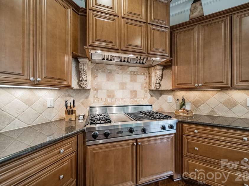 602 Beauhaven Lane, Waxhaw, NC 28173.  MLS# CAR4373162, YatesRealty ID 19904. Viking appliances