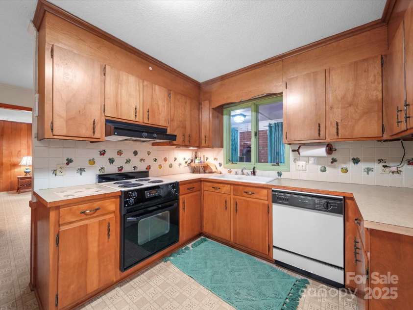 2831 Puetts Chapel Road, Bessemer City, NC 28016.  MLS# CAR4268907, YatesRealty ID 19907. Kitchen