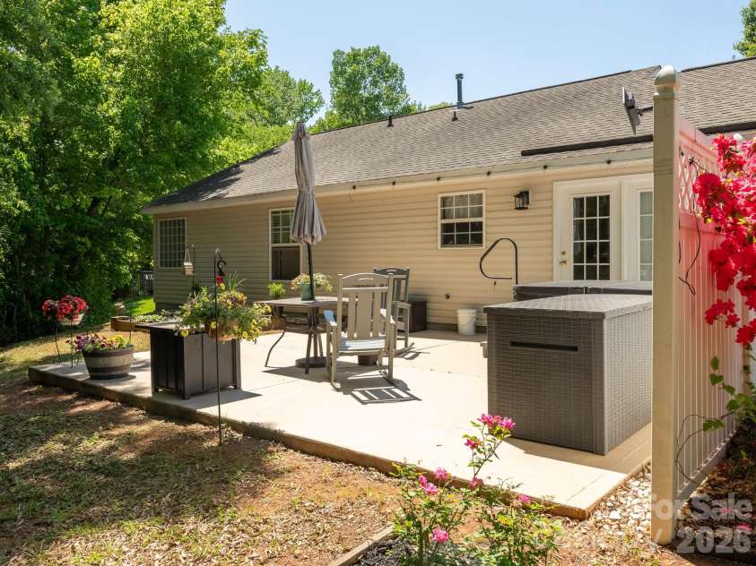 8110 Slickrock Circle, Charlotte, NC 28215.  MLS# CAR4373196, YatesRealty ID 19907. 