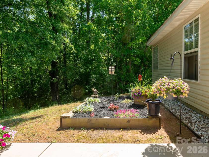8110 Slickrock Circle, Charlotte, NC 28215.  MLS# CAR4373196, YatesRealty ID 19907. 