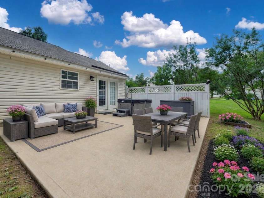 8110 Slickrock Circle, Charlotte, NC 28215.  MLS# CAR4373196, YatesRealty ID 19907. Virtually staged