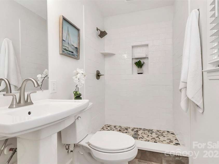 3828 Chandworth Road, Charlotte, NC 28210.  MLS# CAR4215813, YatesRealty ID 19909. Primary Bath