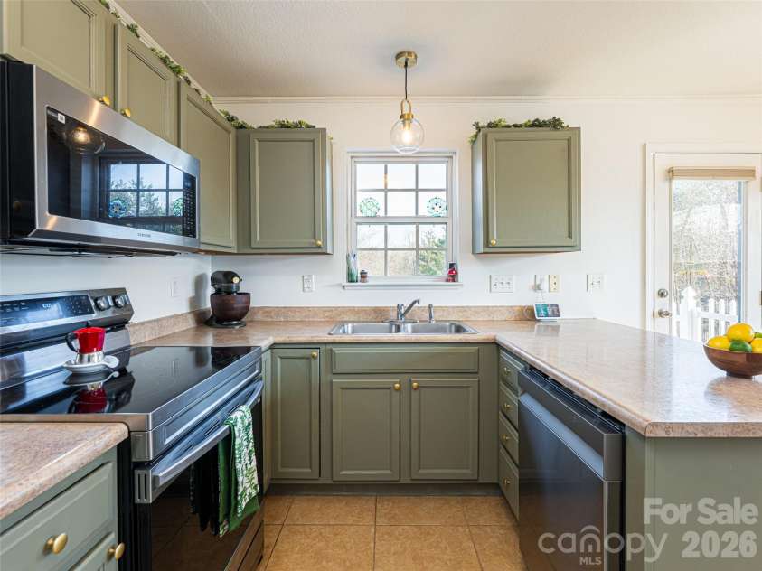 93 Sunny Meadows Boulevard, Arden, NC 28704.  MLS# CAR4343214, YatesRealty ID 19909. 