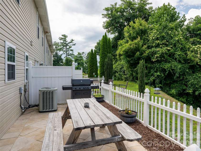 93 Sunny Meadows Boulevard, Arden, NC 28704.  MLS# CAR4343214, YatesRealty ID 19909. 