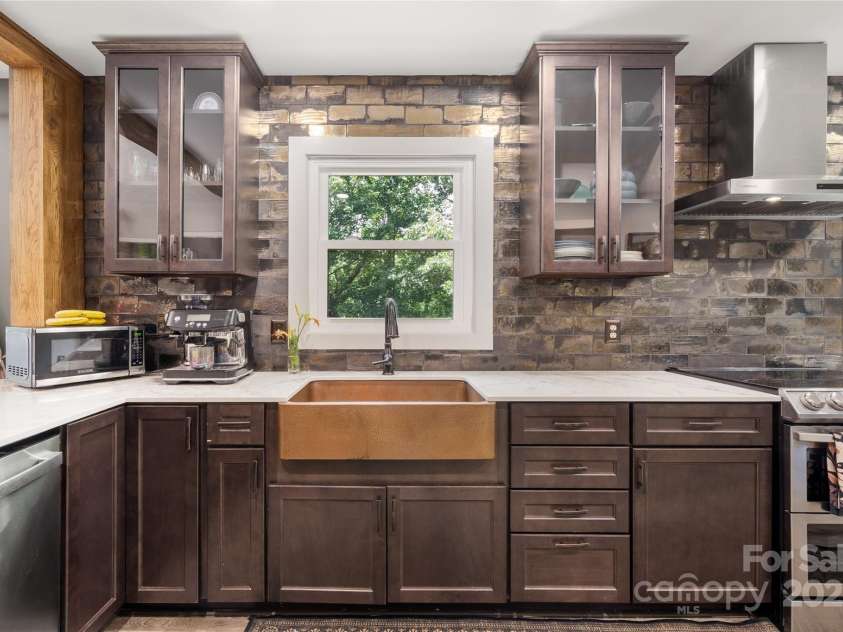347 Park Knoll Drive, Horse Shoe, NC 28742.  MLS# CAR4266268, YatesRealty ID 19911. 
