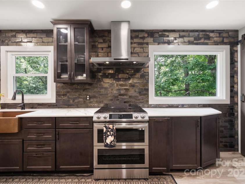 347 Park Knoll Drive, Horse Shoe, NC 28742.  MLS# CAR4266268, YatesRealty ID 19911. 