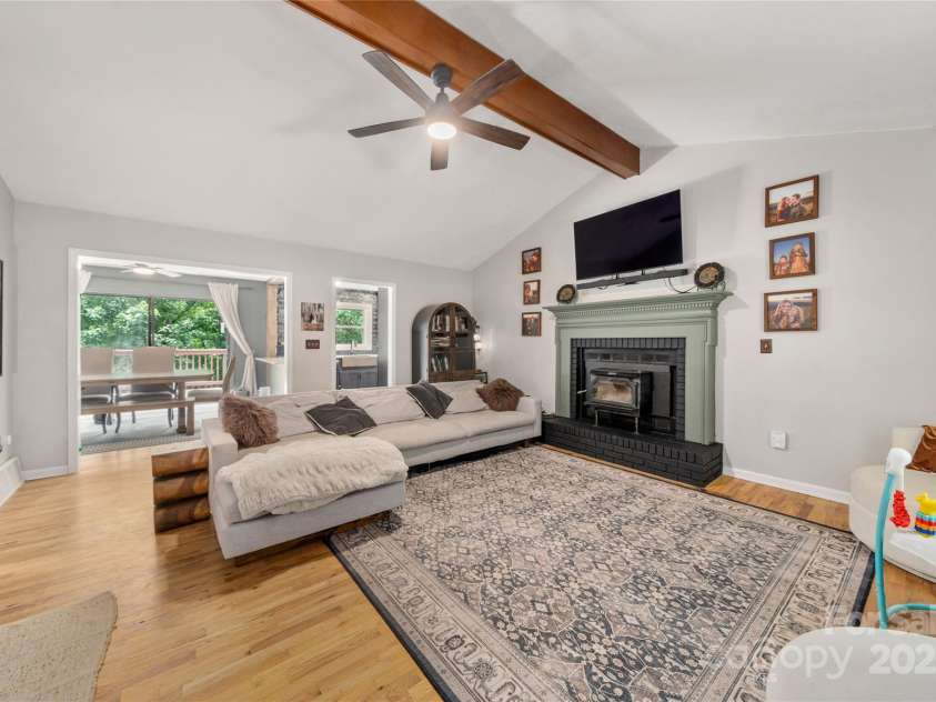 347 Park Knoll Drive, Horse Shoe, NC 28742.  MLS# CAR4266268, YatesRealty ID 19911. 