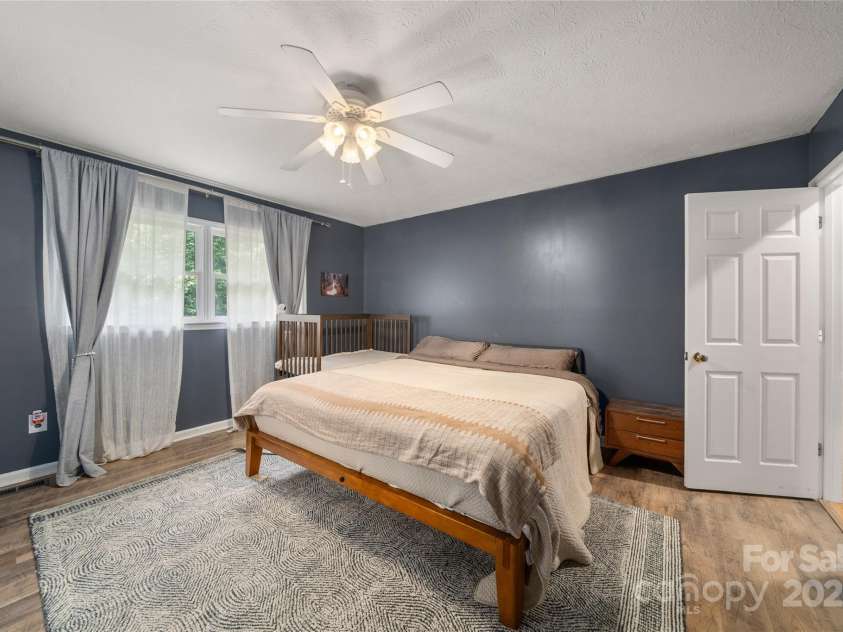 347 Park Knoll Drive, Horse Shoe, NC 28742.  MLS# CAR4266268, YatesRealty ID 19911. 
