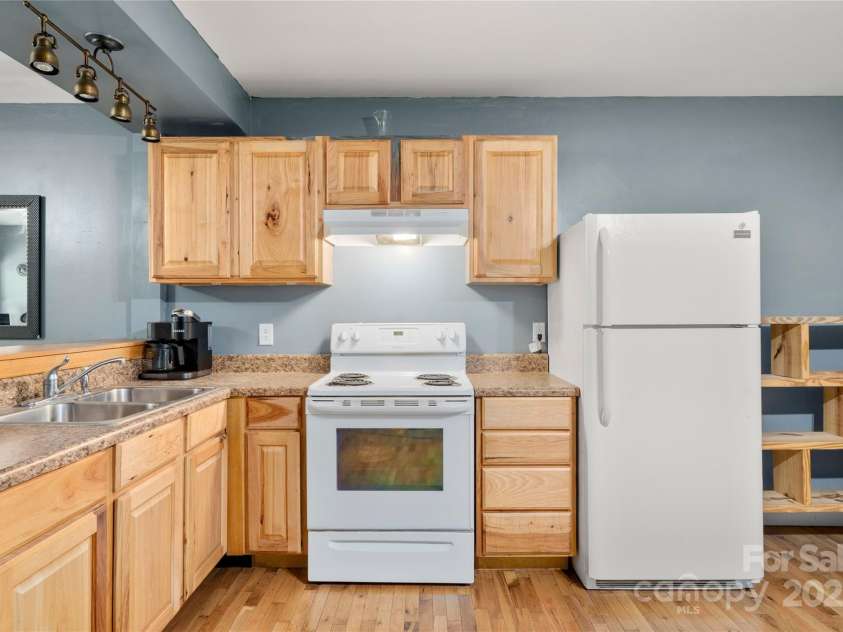 347 Park Knoll Drive, Horse Shoe, NC 28742.  MLS# CAR4266268, YatesRealty ID 19911. 