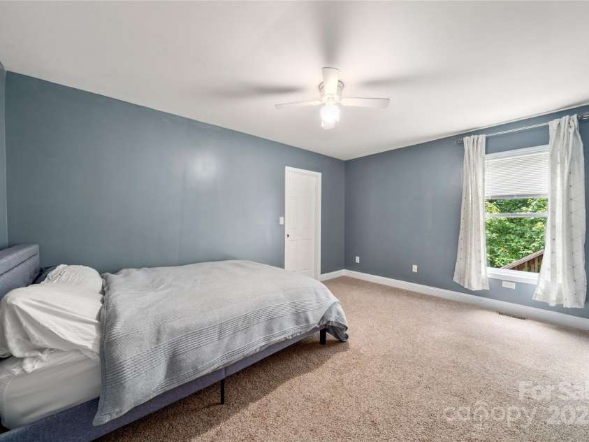 347 Park Knoll Drive, Horse Shoe, NC 28742.  MLS# CAR4266268, YatesRealty ID 19911. 