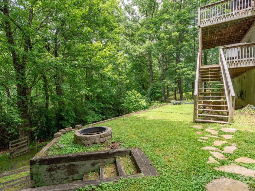 347 Park Knoll Drive, Horse Shoe, NC 28742.  MLS# CAR4266268, YatesRealty ID 19911. 