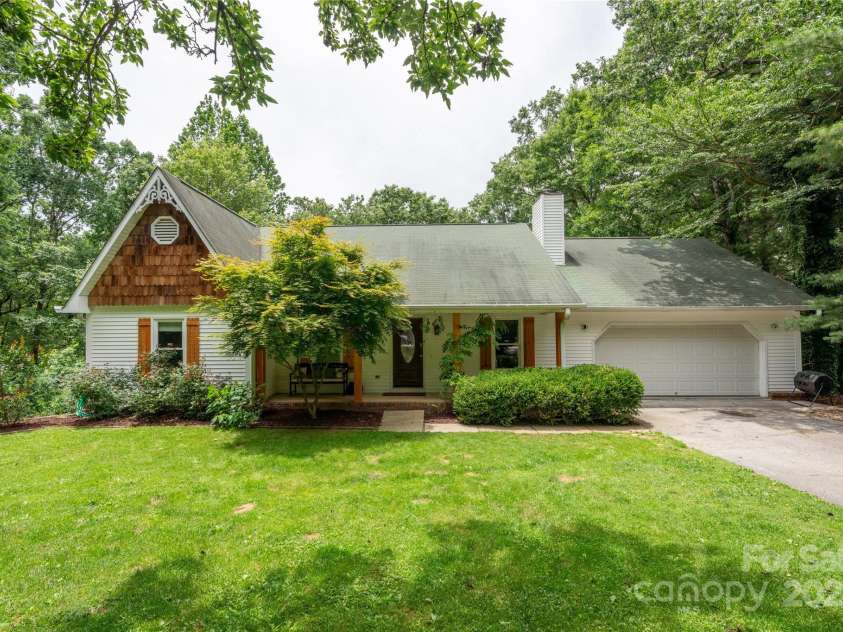 347 Park Knoll Drive, Horse Shoe, NC 28742.  MLS# CAR4266268, YatesRealty ID 19911. 