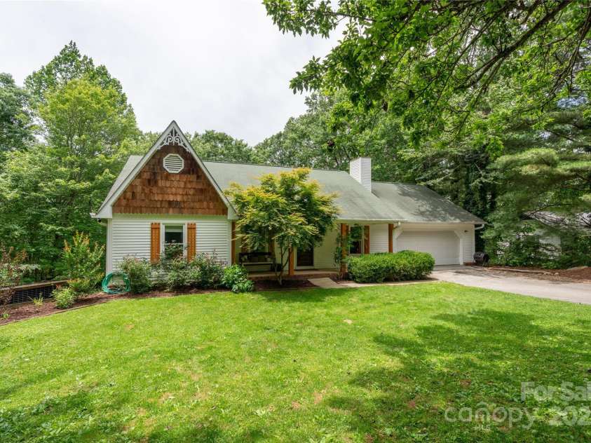 347 Park Knoll Drive, Horse Shoe, NC 28742.  MLS# CAR4266268, YatesRealty ID 19911. 
