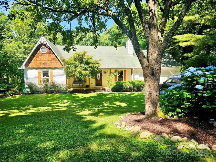 347 Park Knoll Drive, Horse Shoe, NC 28742.  MLS# CAR4266268, YatesRealty ID 19911. 