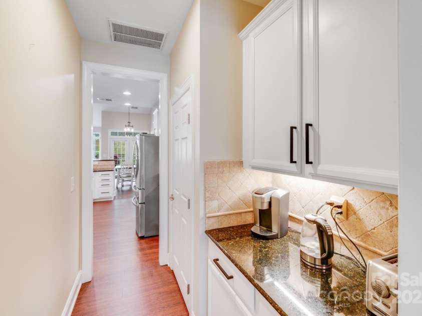 3518 Park South Station Boulevard, Charlotte, NC 28210.  MLS# CAR4239558, YatesRealty ID 19912. Butlers pantry