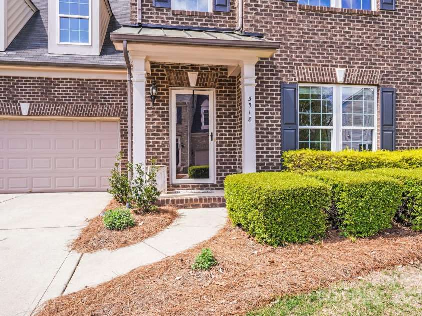 3518 Park South Station Boulevard, Charlotte, NC 28210.  MLS# CAR4239558, YatesRealty ID 19912. Covered front porch