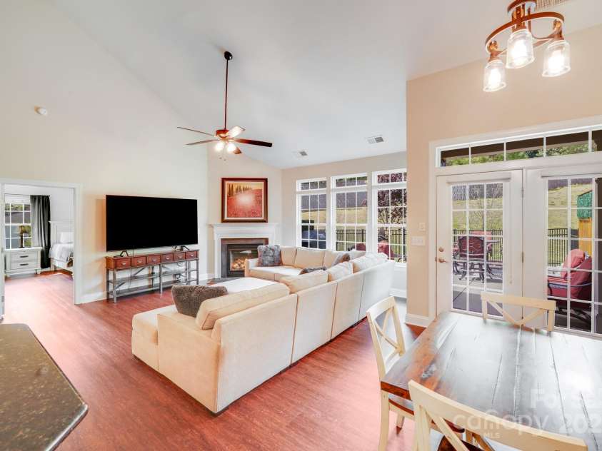 3518 Park South Station Boulevard, Charlotte, NC 28210.  MLS# CAR4239558, YatesRealty ID 19912. Dining area/great room