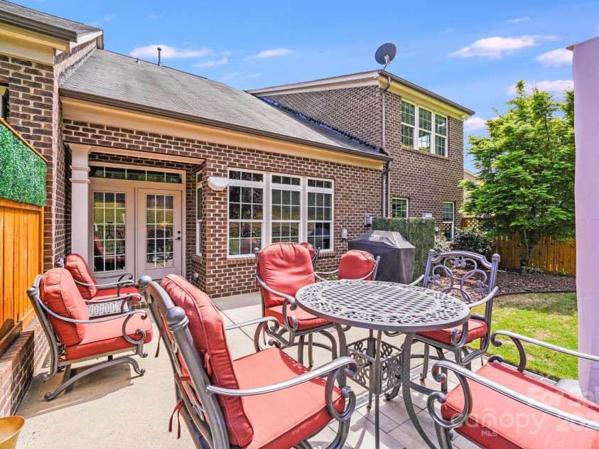 3518 Park South Station Boulevard, Charlotte, NC 28210.  MLS# CAR4239558, YatesRealty ID 19912. Expanded outdoor area
