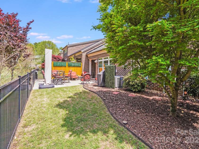 3518 Park South Station Boulevard, Charlotte, NC 28210.  MLS# CAR4239558, YatesRealty ID 19912. Fenced yard