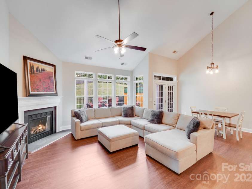 3518 Park South Station Boulevard, Charlotte, NC 28210.  MLS# CAR4239558, YatesRealty ID 19912. Great room